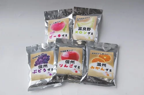 複数のフルーツを思わせる色と形のグミキャンディ