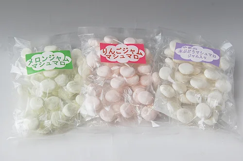 ジャムを入れた淡い色のマシュマロ菓子