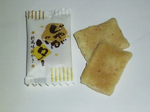 個包装と取り出したじゃがバターおかき