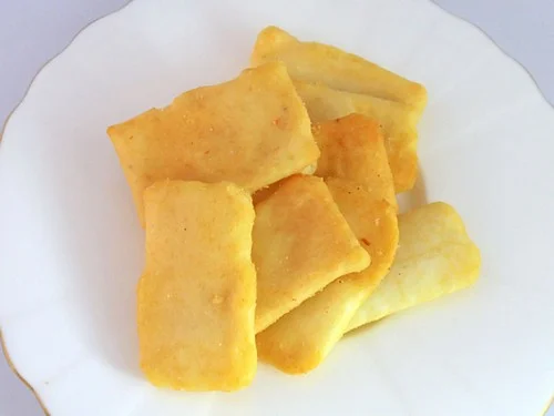 白いお皿に盛った四角いおかき