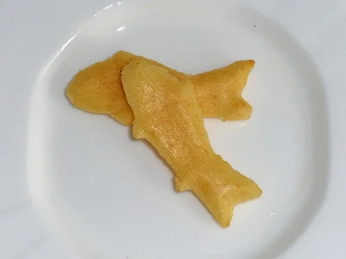白いお皿に乗った鮎形のおかき