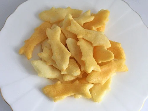 お皿に盛った小さな魚形のおかき